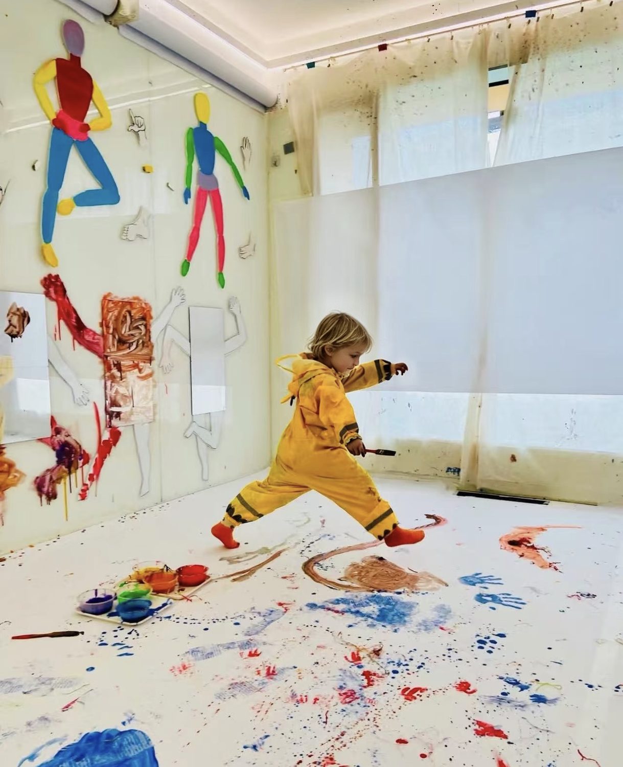 Children creating at YiLi Art